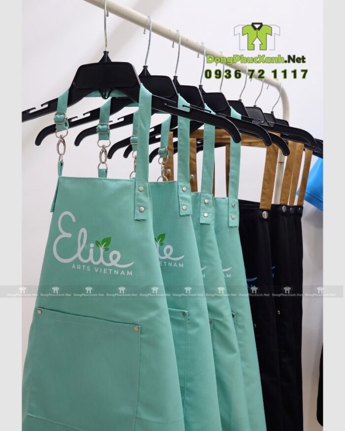 Tạp dề Elite màu đen cho giáo viên và màu xanh cho học sinh.