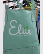 Tạp dề Elite màu đen cho giáo viên và màu xanh cho học sinh.
