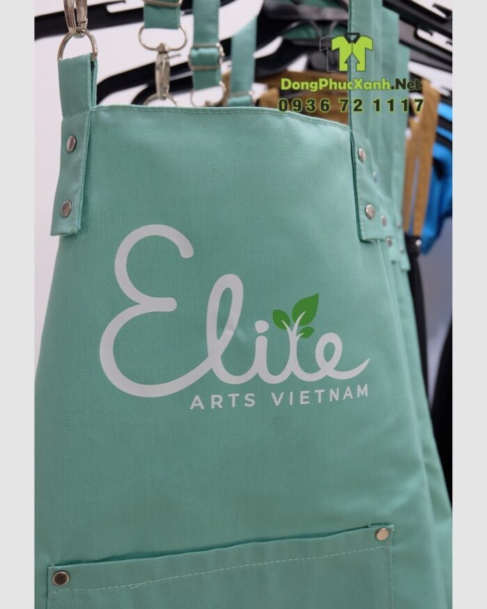 Tạp dề Elite màu đen cho giáo viên và màu xanh cho học sinh.