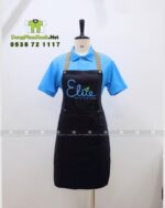 Tạp dề Elite màu đen cho giáo viên và màu xanh cho học sinh.