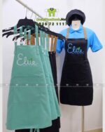 Tạp dề Elite màu đen cho giáo viên và màu xanh cho học sinh.