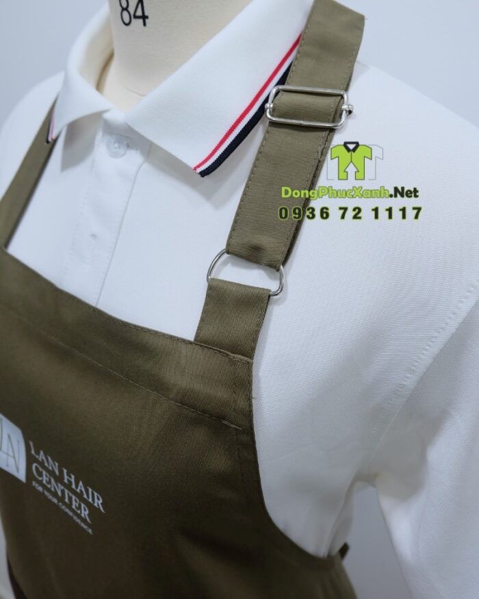 Tạp dề tiệm tóc Lan Hair Center màu xanh rêu phối túi nâu nổi bật