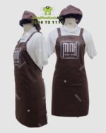 Tạp dề đồng phục màu nâu in logo Minh Món Huế rõ nét