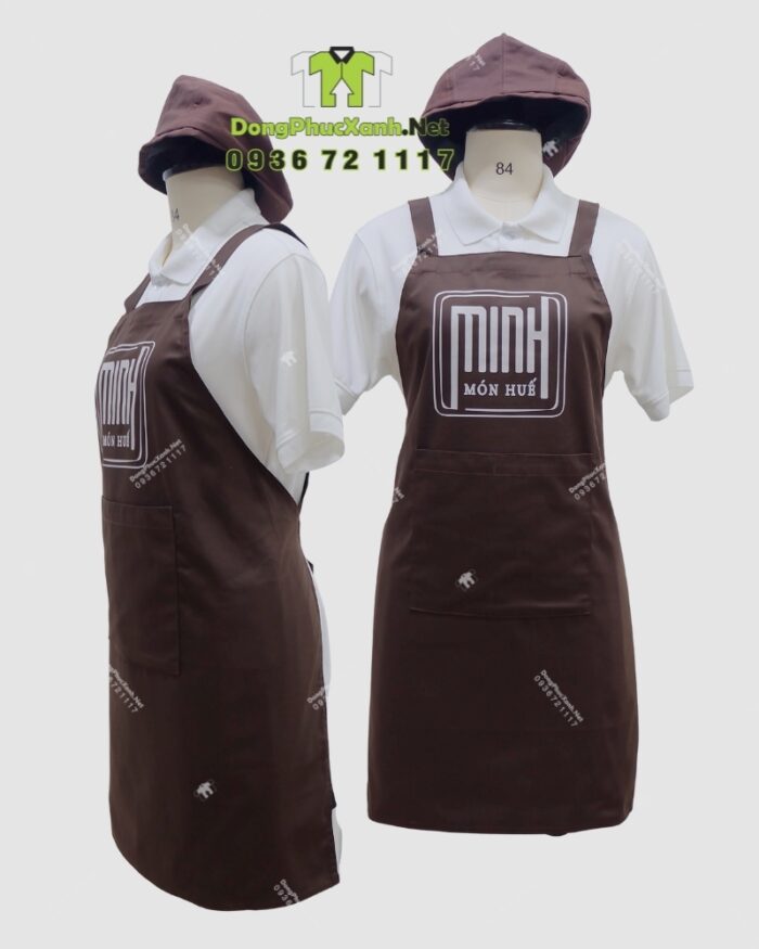 Tạp dề đồng phục màu nâu in logo Minh Món Huế rõ nét