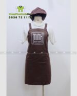Tạp dề đồng phục màu nâu in logo Minh Món Huế rõ nét