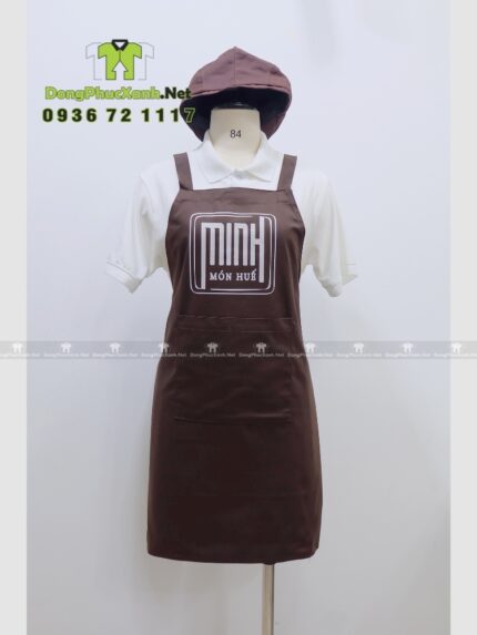 Tạp dề đồng phục màu nâu in logo Minh Món Huế rõ nét