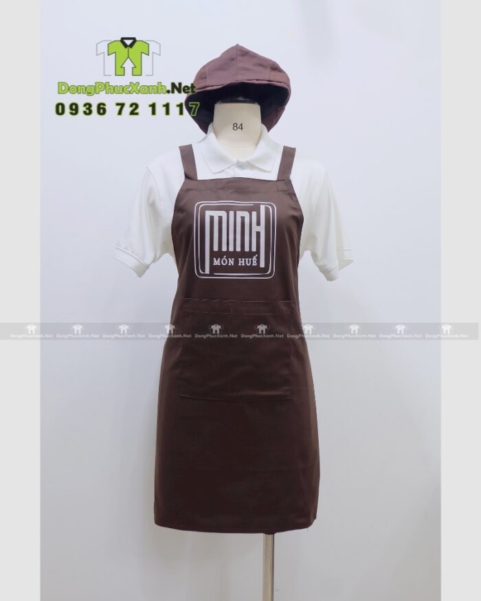 Tạp dề đồng phục màu nâu in logo Minh Món Huế rõ nét