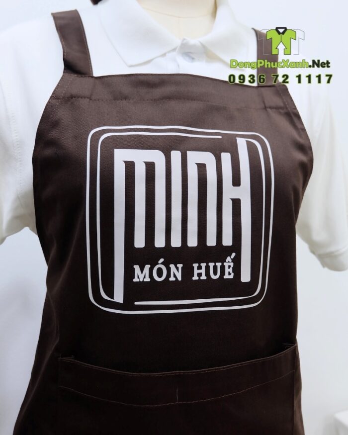Tạp dề đồng phục màu nâu in logo Minh Món Huế rõ nét