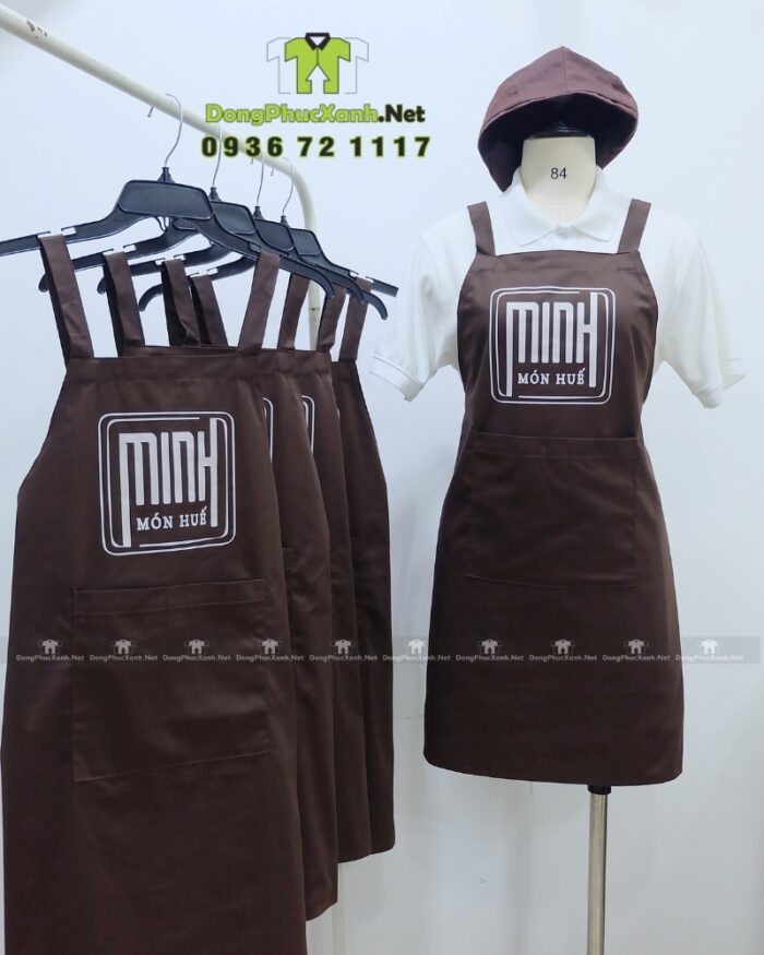 Tạp dề đồng phục màu nâu in logo Minh Món Huế rõ nét