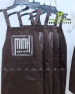 Tạp dề đồng phục màu nâu in logo Minh Món Huế rõ nét