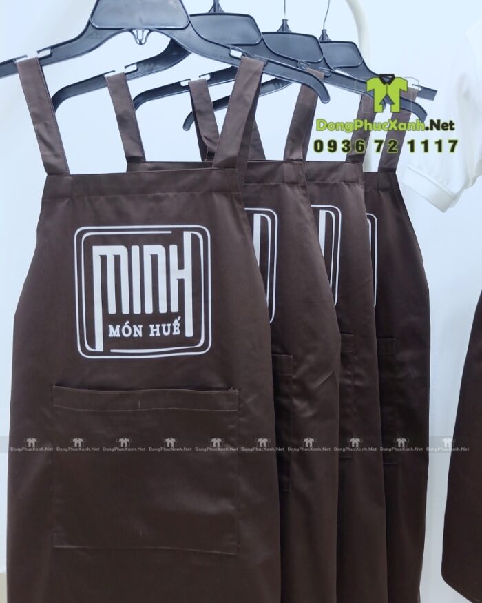 Tạp dề đồng phục màu nâu in logo Minh Món Huế rõ nét