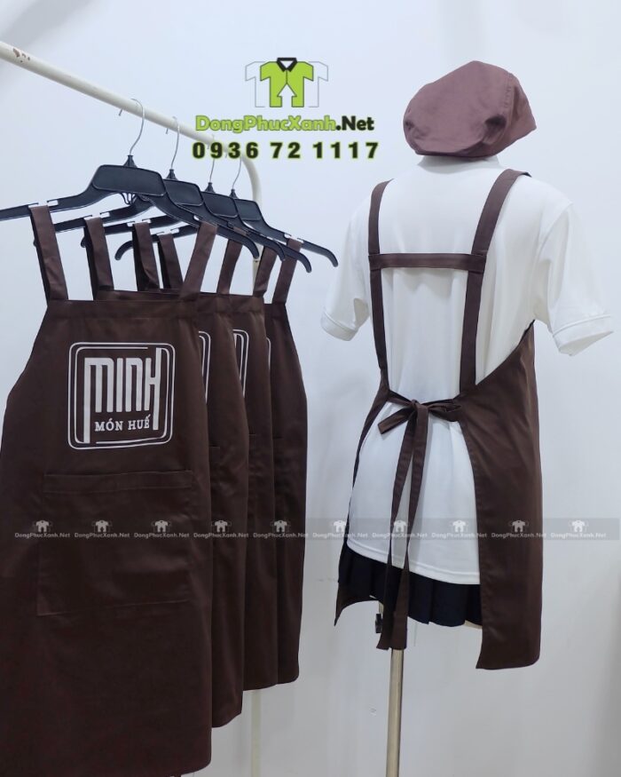 Tạp dề đồng phục màu nâu in logo Minh Món Huế rõ nét