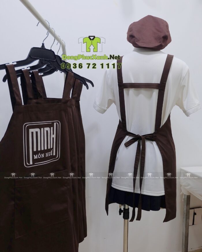 Tạp dề đồng phục màu nâu in logo Minh Món Huế rõ nét