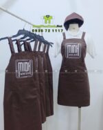 Tạp dề đồng phục màu nâu in logo Minh Món Huế rõ nét