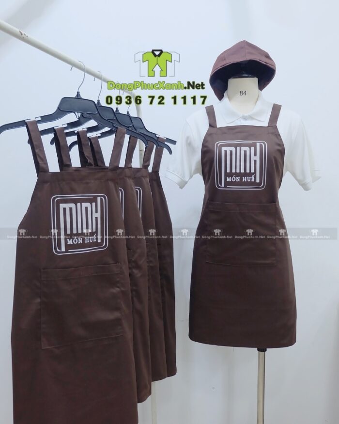 Tạp dề đồng phục màu nâu in logo Minh Món Huế rõ nét