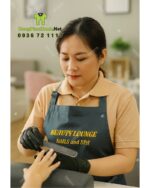 Tạp dề nail màu xám sang trọng thêu logo Beauty Lounge nổi bật