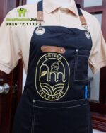 Tạp dề Ann Coffee màu đen in logo nổi bật và tinh tế