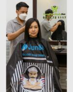 Áo choàng cắt tóc Jun 88 màu đen in logo và họa tiết barber