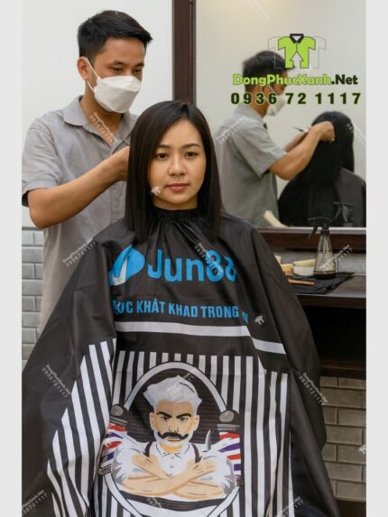Áo choàng cắt tóc Jun 88 màu đen in logo và họa tiết barber