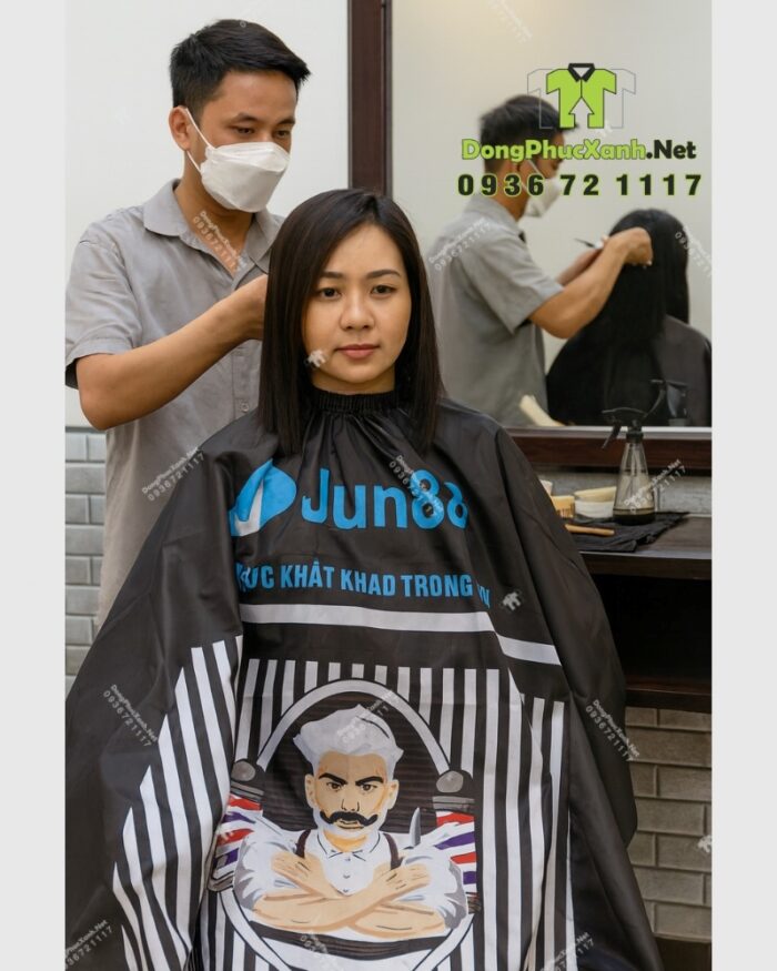Áo choàng cắt tóc Jun 88 màu đen in logo và họa tiết barber