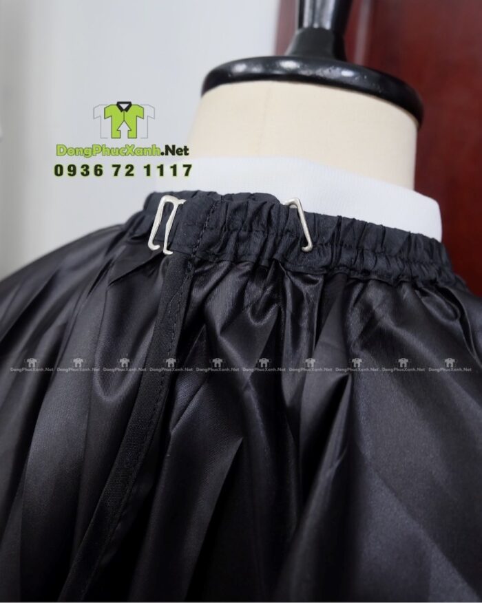 Áo choàng cắt tóc Jun 88 màu đen in logo và họa tiết barber