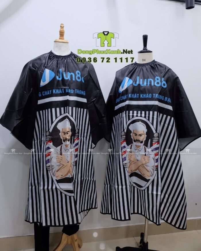 Áo choàng cắt tóc Jun 88 màu đen in logo và họa tiết barber