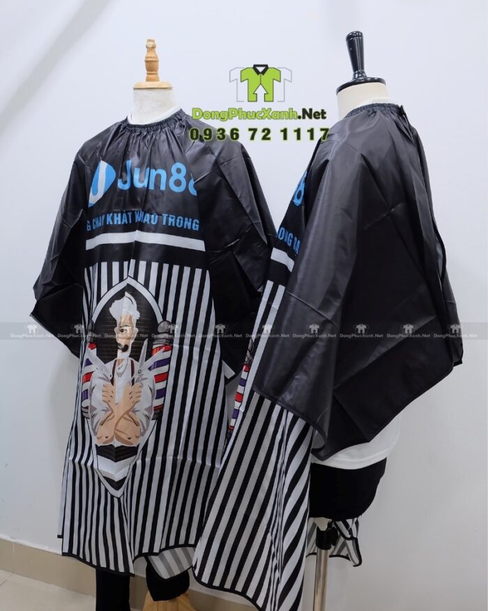 Áo choàng cắt tóc Jun 88 màu đen in logo và họa tiết barber