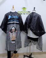 Áo choàng cắt tóc Jun 88 màu đen in logo và họa tiết barber