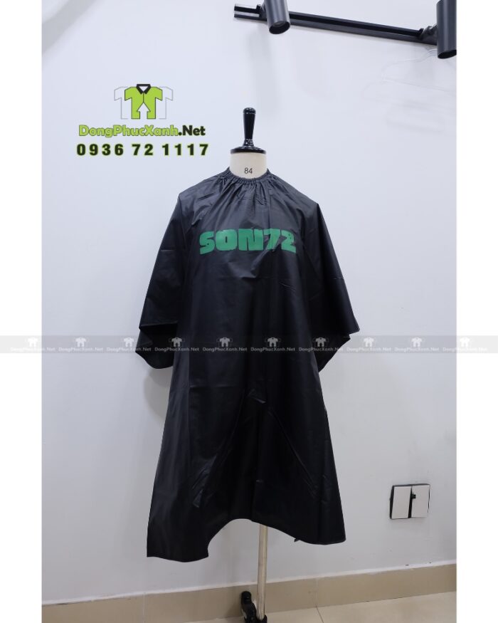 Áo choàng cắt tóc SON72 màu đen in logo cho salon tóc