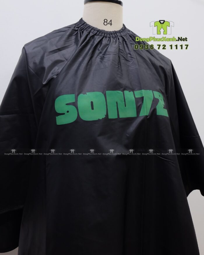 Áo choàng cắt tóc SON72 màu đen in logo cho salon tóc