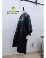 Áo choàng cắt tóc SON72 màu đen in logo cho salon tóc
