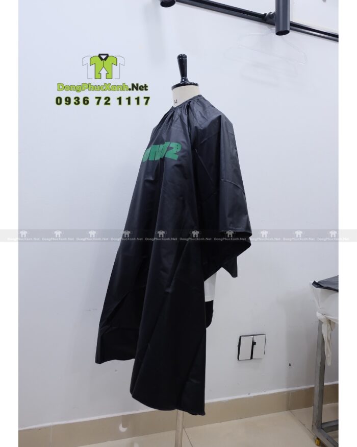 Áo choàng cắt tóc SON72 màu đen in logo cho salon tóc