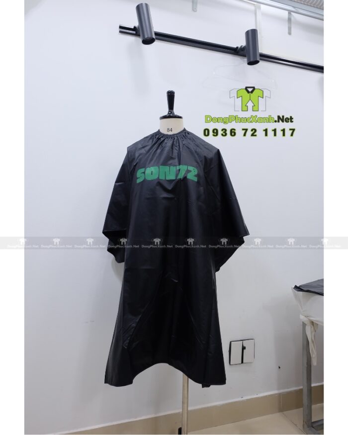 Áo choàng cắt tóc SON72 màu đen in logo cho salon tóc