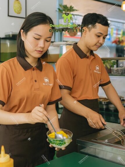 Đồng phục tiệm chè Chè Bảo Ngọc gồm áo thun, tạp dề, nón