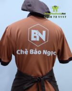 Đồng phục tiệm chè Chè Bảo Ngọc gồm áo thun, tạp dề, nón