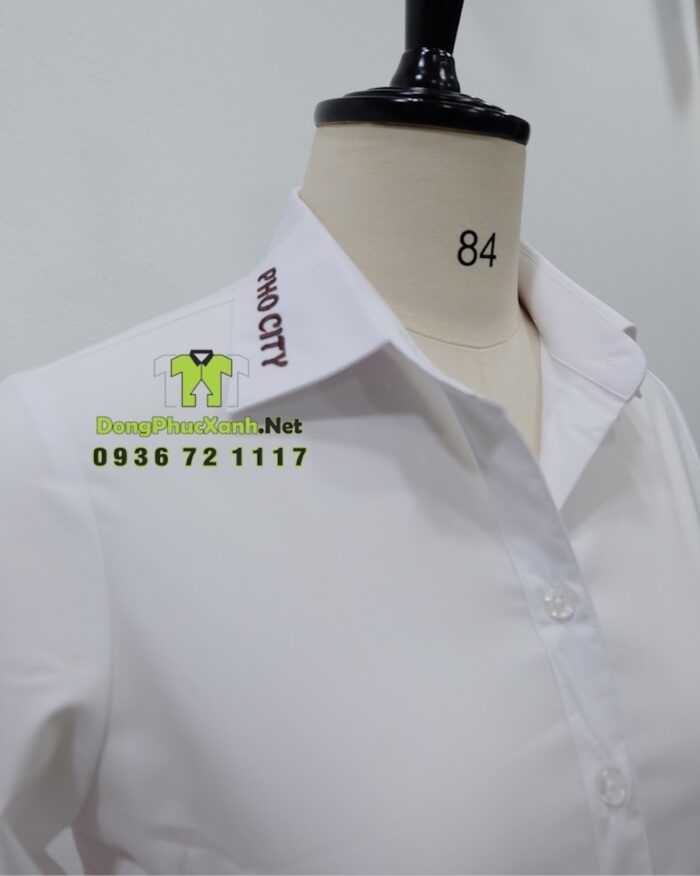Áo sơ mi đồng phục phục vụ PHO CITY thêu logo trên cổ áo