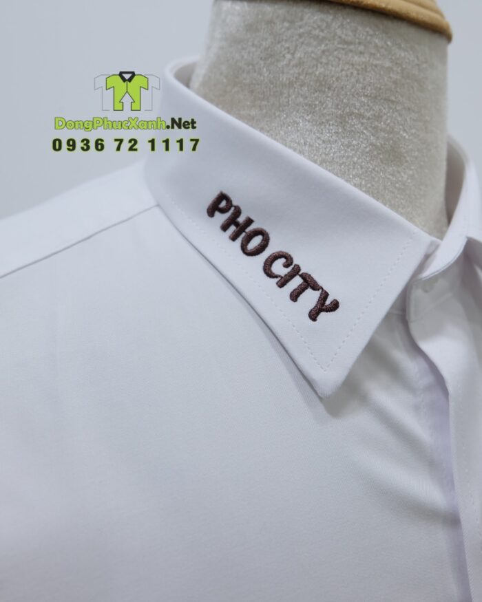Áo sơ mi đồng phục phục vụ PHO CITY thêu logo trên cổ áo