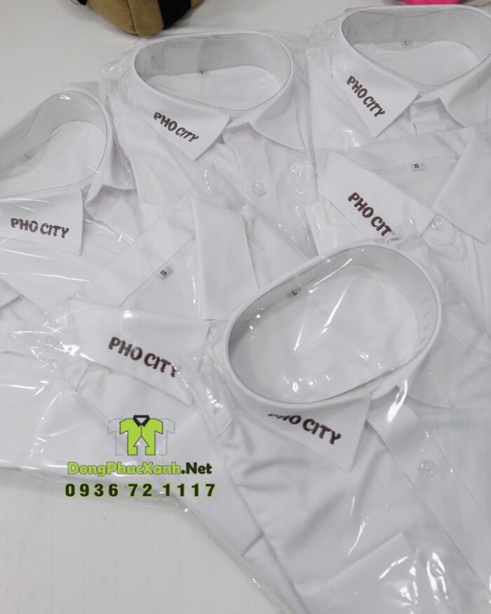 Áo sơ mi đồng phục phục vụ PHO CITY thêu logo trên cổ áo