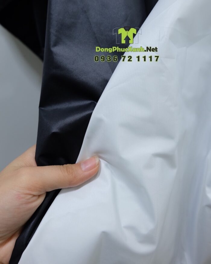 Áo choàng cắt tóc in tên tiệm Toàn Trần 78 chất liệu vải dù