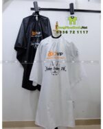 Áo choàng cắt tóc in tên tiệm Toàn Trần 78 chất liệu vải dù