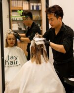 Áo choàng cắt tóc Jay Hair màu trắng in logo thương hiệu