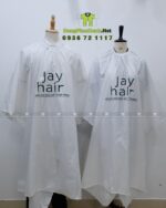 Áo choàng cắt tóc Jay Hair màu trắng in logo thương hiệu