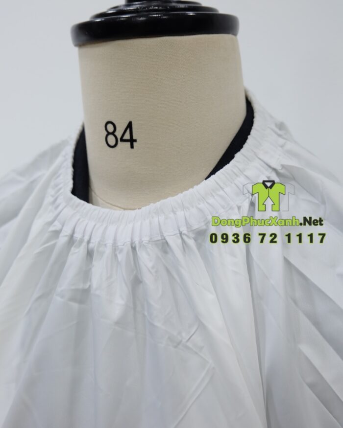 Áo choàng cắt tóc Jay Hair màu trắng in logo thương hiệu