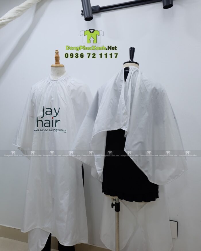 Áo choàng cắt tóc Jay Hair màu trắng in logo thương hiệu