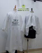 Áo choàng cắt tóc Jay Hair màu trắng in logo thương hiệu