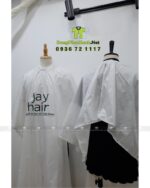 Áo choàng cắt tóc Jay Hair màu trắng in logo thương hiệu
