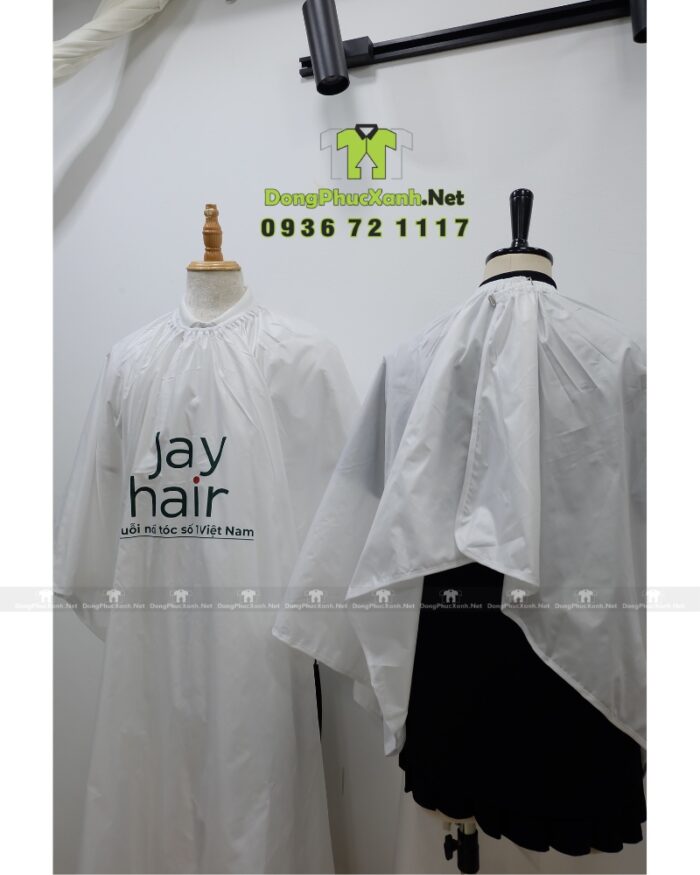 Áo choàng cắt tóc Jay Hair màu trắng in logo thương hiệu