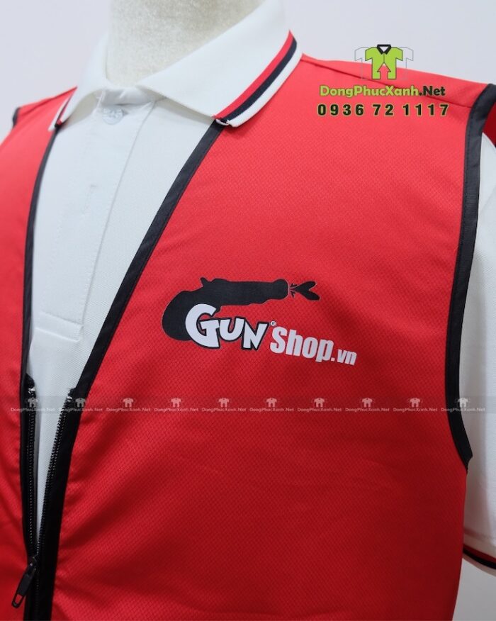 Áo gile gió nhân viên GunShop.vn màu đỏ in logo thương hiệu