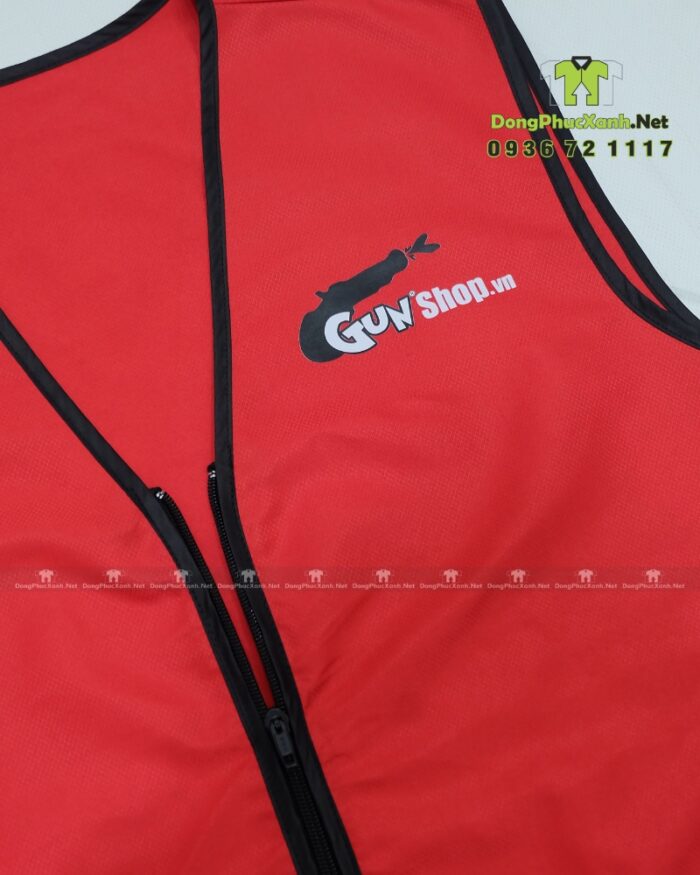 Áo gile gió nhân viên GunShop.vn màu đỏ in logo thương hiệu