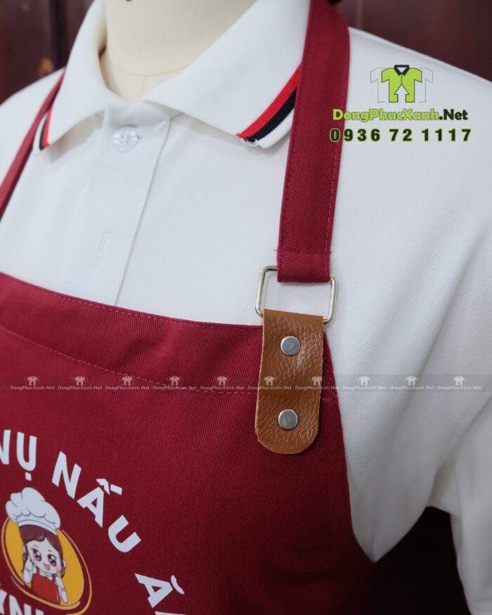 Tạp dề màu đỏ đô Huỳnh Giàu dáng dài in logo kèm nón